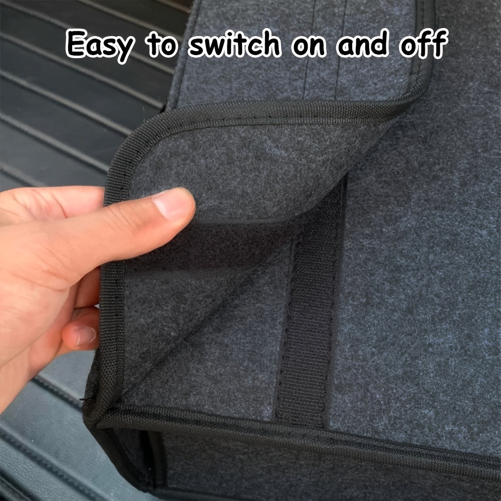 Jedan komad prostranog, sklopivog organizatora za gepek automobila, napravljen od čvrstog materijala, sa ojačanim ručkama za organizovanje unutrašnjosti vozila i skladištenja u gepeku.