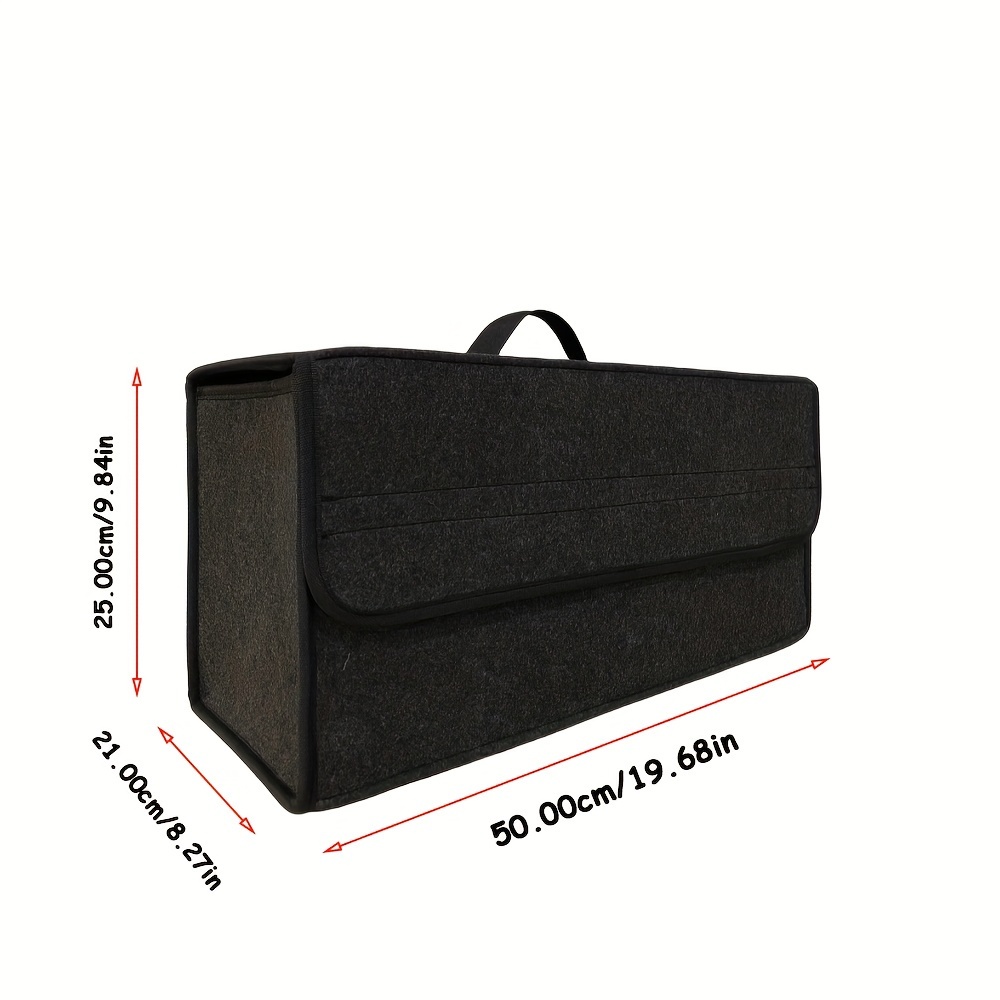 Jedan komad prostranog, sklopivog organizatora za gepek automobila, napravljen od čvrstog materijala, sa ojačanim ručkama za organizovanje unutrašnjosti vozila i skladištenja u gepeku.