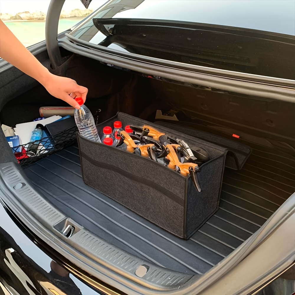 Jedan komad prostranog, sklopivog organizatora za gepek automobila, napravljen od čvrstog materijala, sa ojačanim ručkama za organizovanje unutrašnjosti vozila i skladištenja u gepeku.