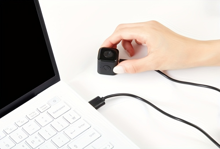 Prentabilna 1080P HD kamera za detekciju pokreta sa AI noćnim vidom, 256GB memorije, punjiva baterija, uključena ploča za pričvršćivanje, USB-C punjenje za kućnu nadzor i sigurnost, kompaktni uređaj za praćenje, sistem kontrola dugmetima