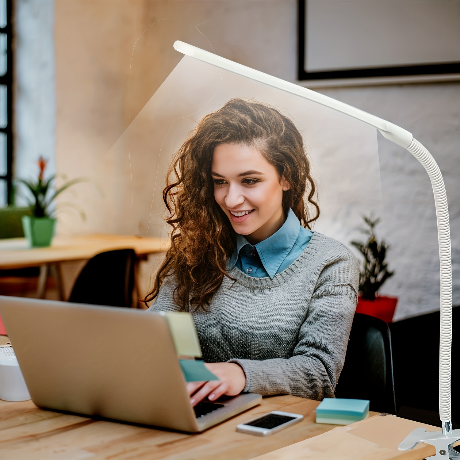 Jedna LED stona lampa sa štipaljkom i fleksibilnim guščijim vratom, dizajnirana da štiti vaše oči dok pruža osvetljenje za rad za različite prostore kao što su sobe, domovi, spavaće sobe, radne sobe i kancelarije, sa 360° podesivim dizajnom i napajanjem preko USB-a.