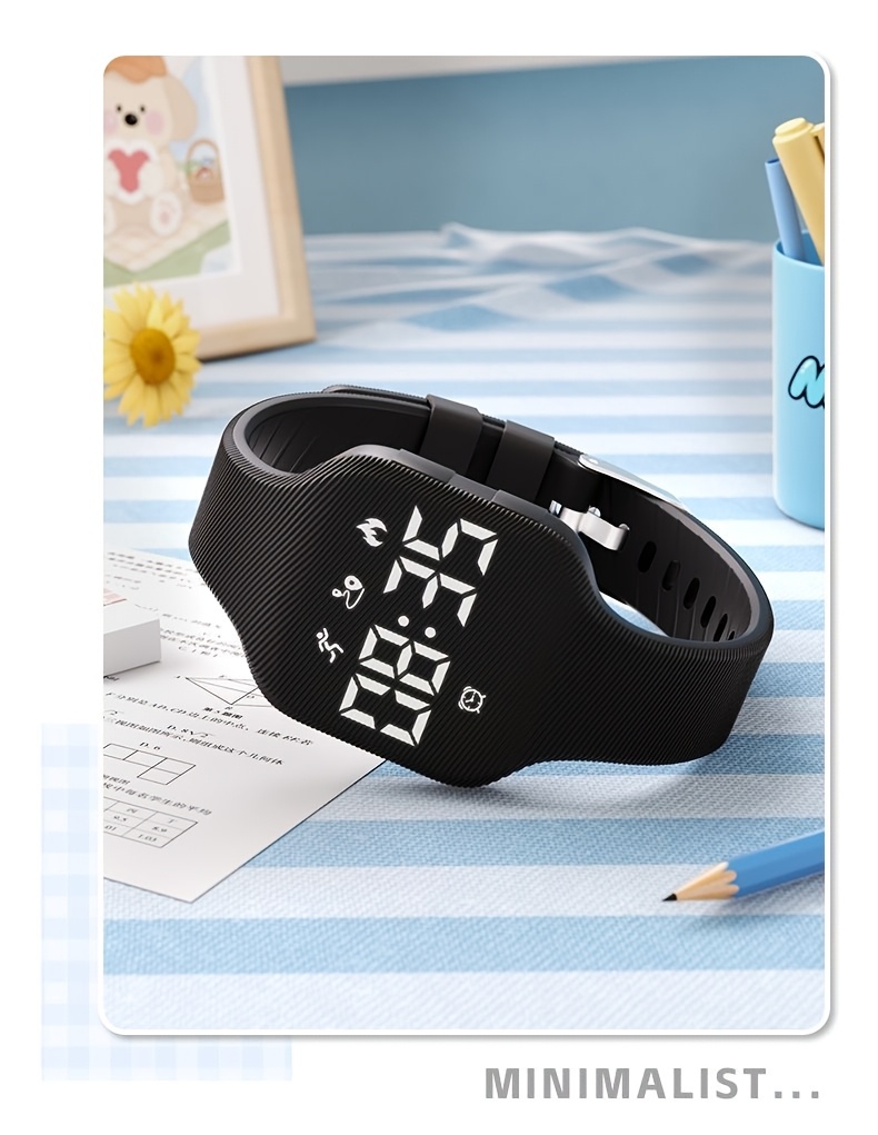 Najnoviji kvadratni multifunkcionalni sportski sat 2026, lagani dizajn, produženi vek baterije, USB punjenje, brojač koraka, vibracioni alarm, praćenje kalorija, merenje udaljenosti, idealan za outdoor sportove i biciklizam