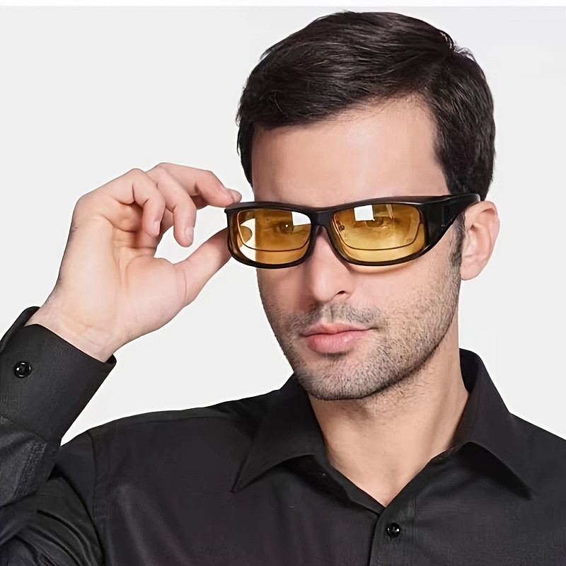 Multifunkcionalni set naočara u različitim bojama, uključujući naočare za noćni vid koje se mogu nositi preko običnih naočara. Y2K trend modni naočari za evropske i američke trendsettere. Vintage uniseks dekorativne naočare sa velikim okvirom, svestilim hip-hop stilom i minimalističkim dizajnom