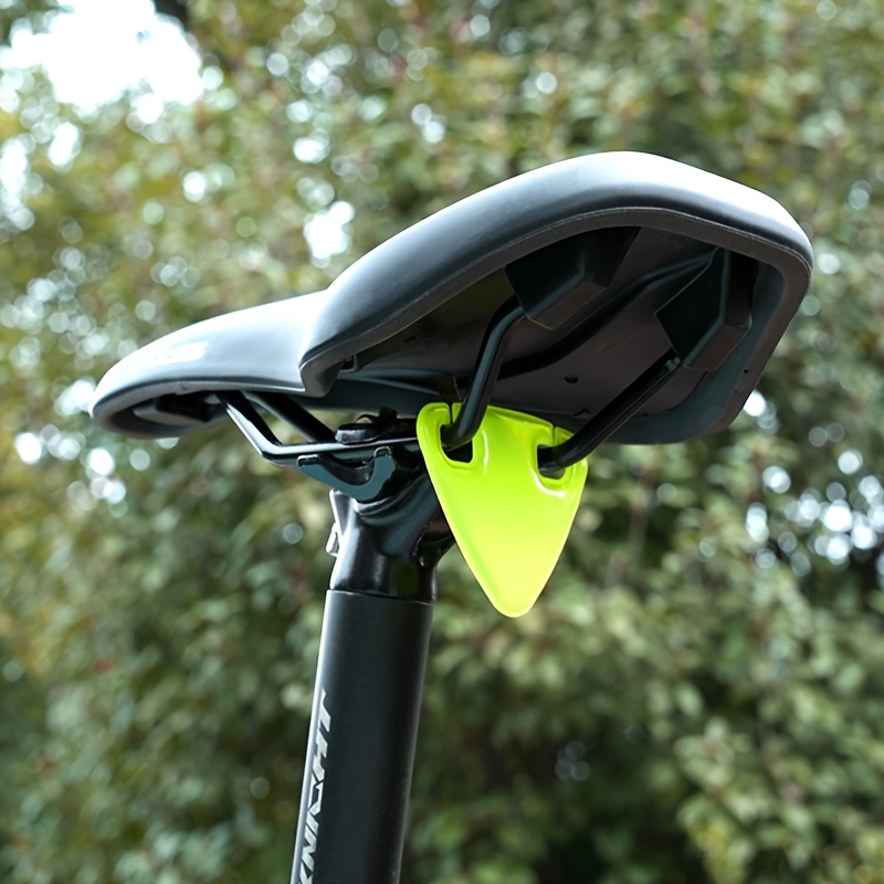 4 komada biciklističkih reflektora - Bez potrebe za baterijama - Reflektori za noćnu vožnju - Sigurnosne nalepnice - Izdržljiv materijal - Trouglasti sigurnosni reflektori za prevenciju sudara, laka instalacija, jednostavno kačite ispod sedišta bicikla