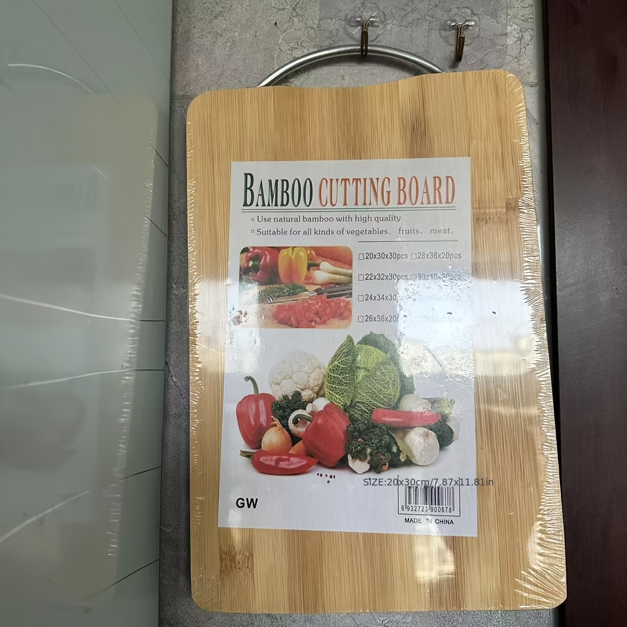 Daska za sečenje od bambusa dostupna u četiri veličine, debljine 1.8 cm, čvrsta i sigurna za pripremu hrane, idealna za kućne i restoranske prostore, pogodna za svakodnevne i praznične prilike, popularna među kuvarama.