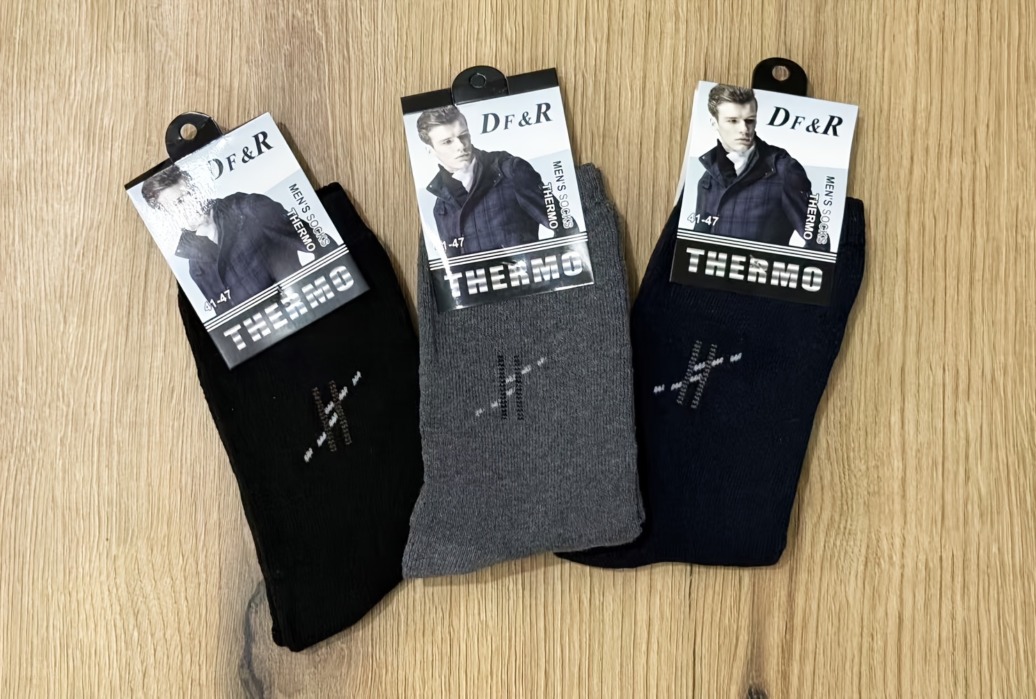 Muške debele jednobojne čarape do pola lista za jesen i zimu, sa duplim iglama i vertikalnim prugama za toplinu.