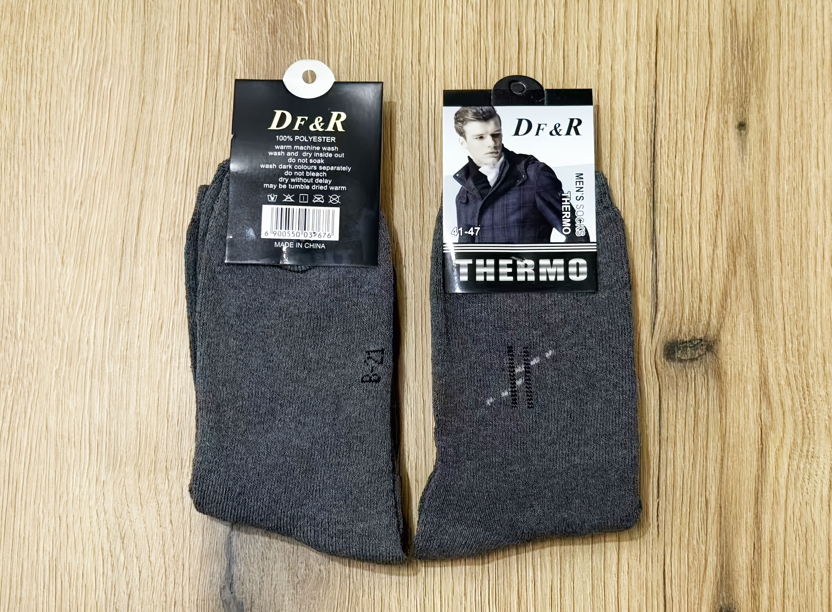 Muške debele jednobojne čarape do pola lista za jesen i zimu, sa duplim iglama i vertikalnim prugama za toplinu.