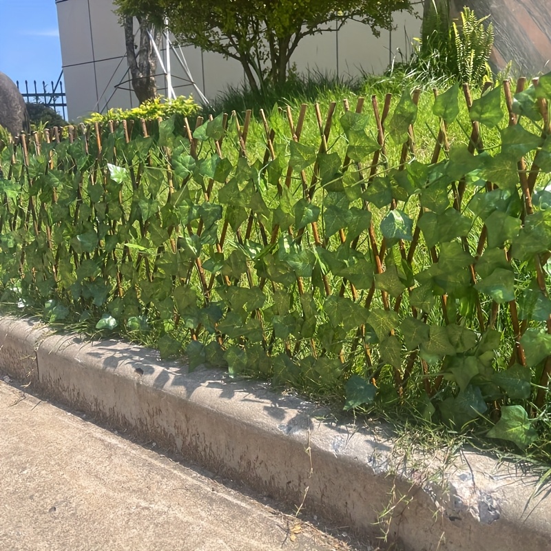 【2.5D】 [2.5D] Jedno pakovanje proširive veštačke ograde dimenzija 180 na 30 cm, sa zelenim lišćem i ukrasnim lažnim cvećem. Ova spoljna drvena ograda je otporna na koroziju i služi kao baštenska ograda, rešetka za penjanje biljaka.