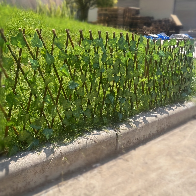 【2.5D】 [2.5D] Jedno pakovanje proširive veštačke ograde dimenzija 180 na 30 cm, sa zelenim lišćem i ukrasnim lažnim cvećem. Ova spoljna drvena ograda je otporna na koroziju i služi kao baštenska ograda, rešetka za penjanje biljaka.