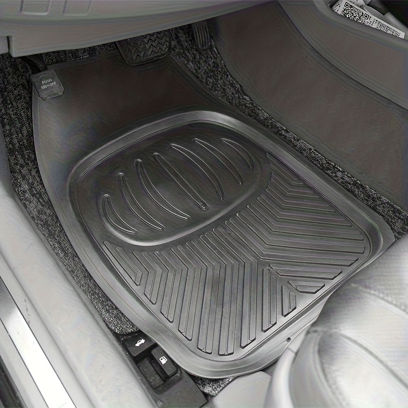 Kolekcija od četiri crne vinil podne prostirke koje se mogu seći po meri, dizajnirane za vozila uključujući automobile, kamione i SUV vozila