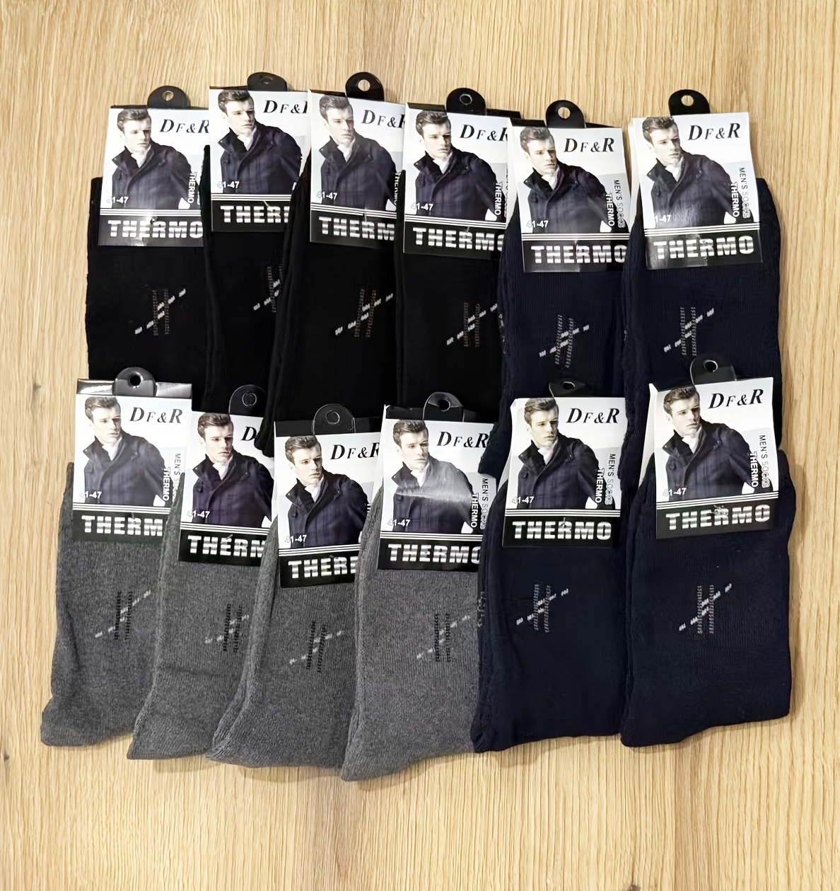 Muške debele jednobojne čarape do pola lista za jesen i zimu, sa duplim iglama i vertikalnim prugama za toplinu.