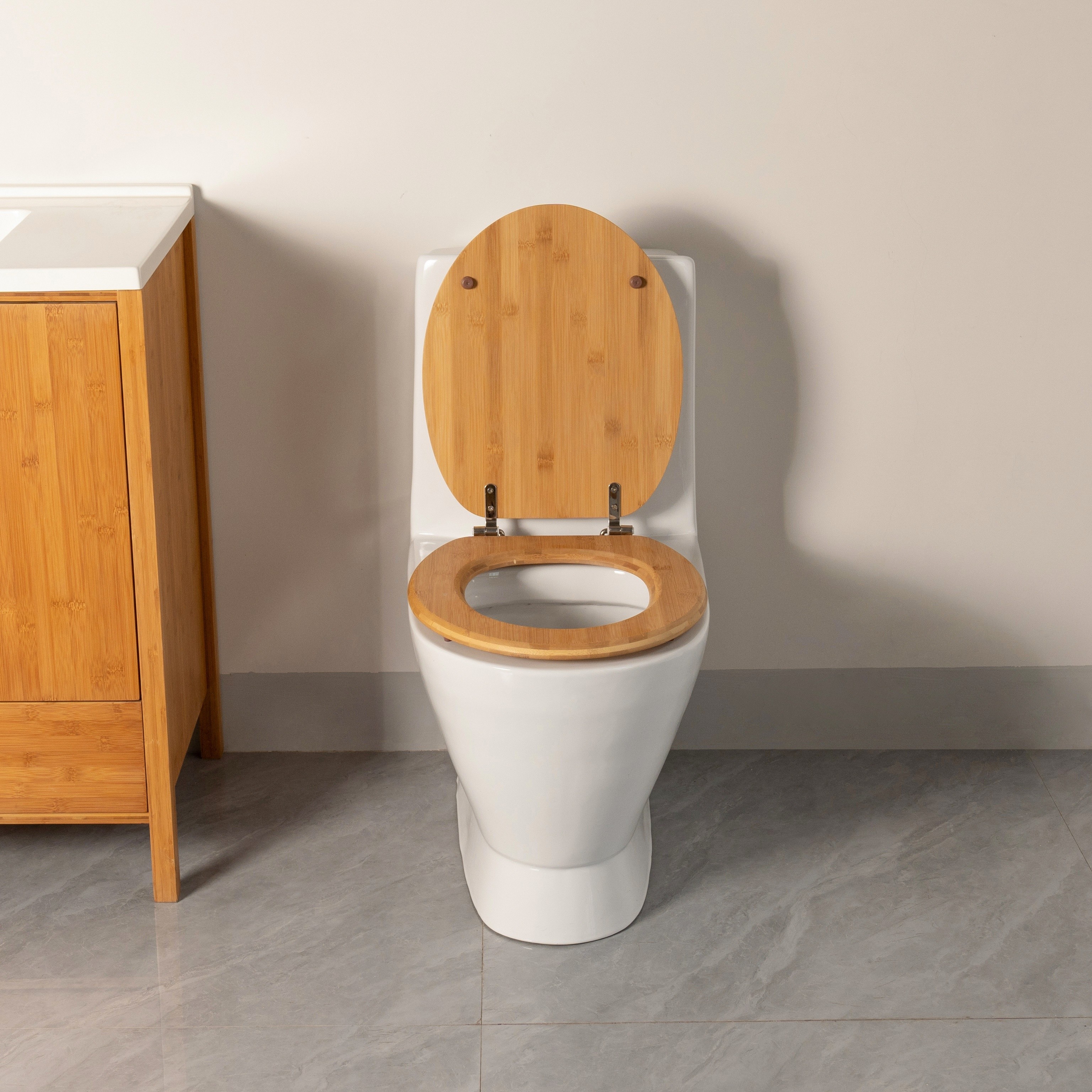 Jedno pakovanje produženog WC daske od punog drveta sa šarkama, usklađenih sa evropskim standardima dimenzija od 45.72 cm, dizajnirano za jednostavnu instalaciju