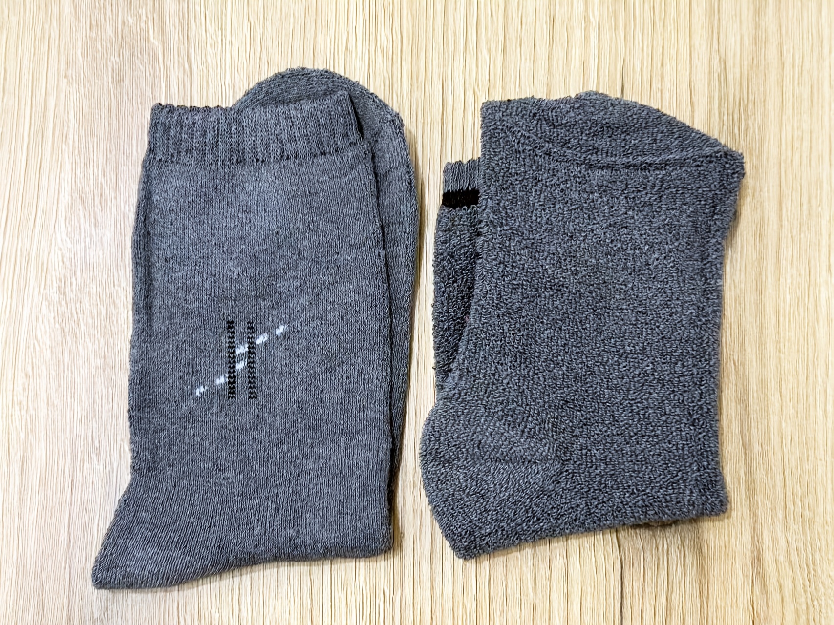 Muške debele jednobojne čarape do pola lista za jesen i zimu, sa duplim iglama i vertikalnim prugama za toplinu.