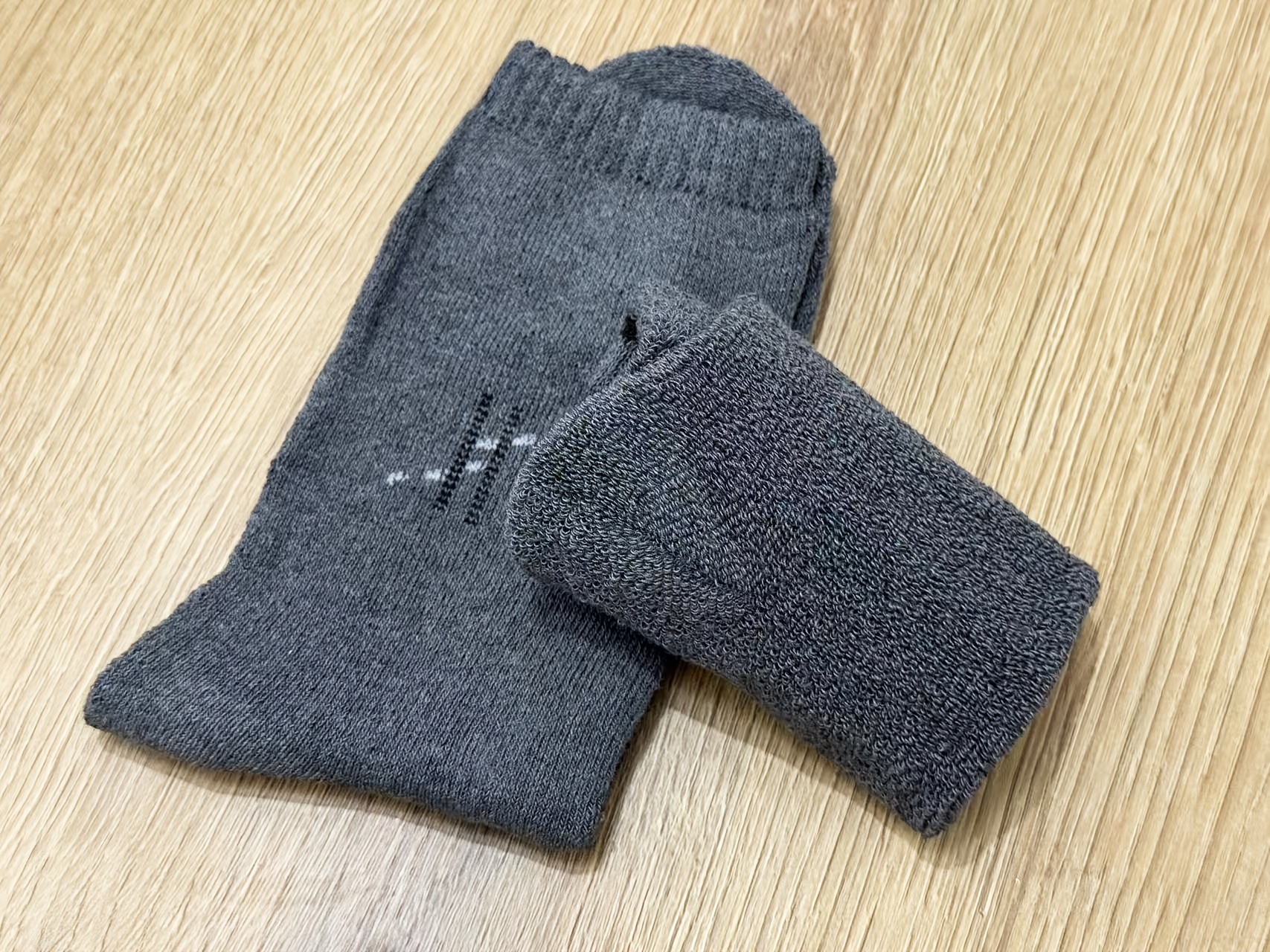 Muške debele jednobojne čarape do pola lista za jesen i zimu, sa duplim iglama i vertikalnim prugama za toplinu.