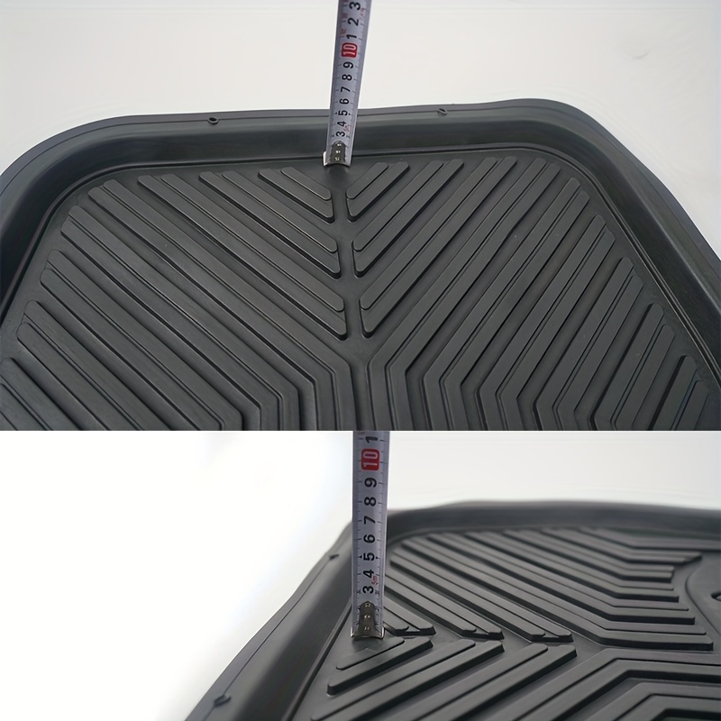 Kolekcija od četiri crne vinil podne prostirke koje se mogu seći po meri, dizajnirane za vozila uključujući automobile, kamione i SUV vozila