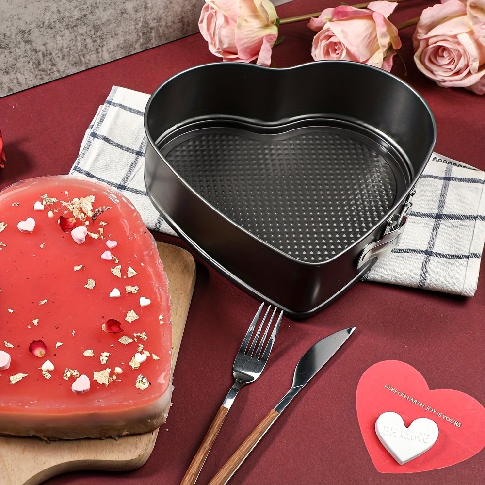 Set od 3 kalupa za torte u obliku srca sa uklonjivim dnom, dostupni u različitim oblicima i veličinama, izrađeni od ugljeničnog čelika, savršeni za pečenje i kuhinjske primene