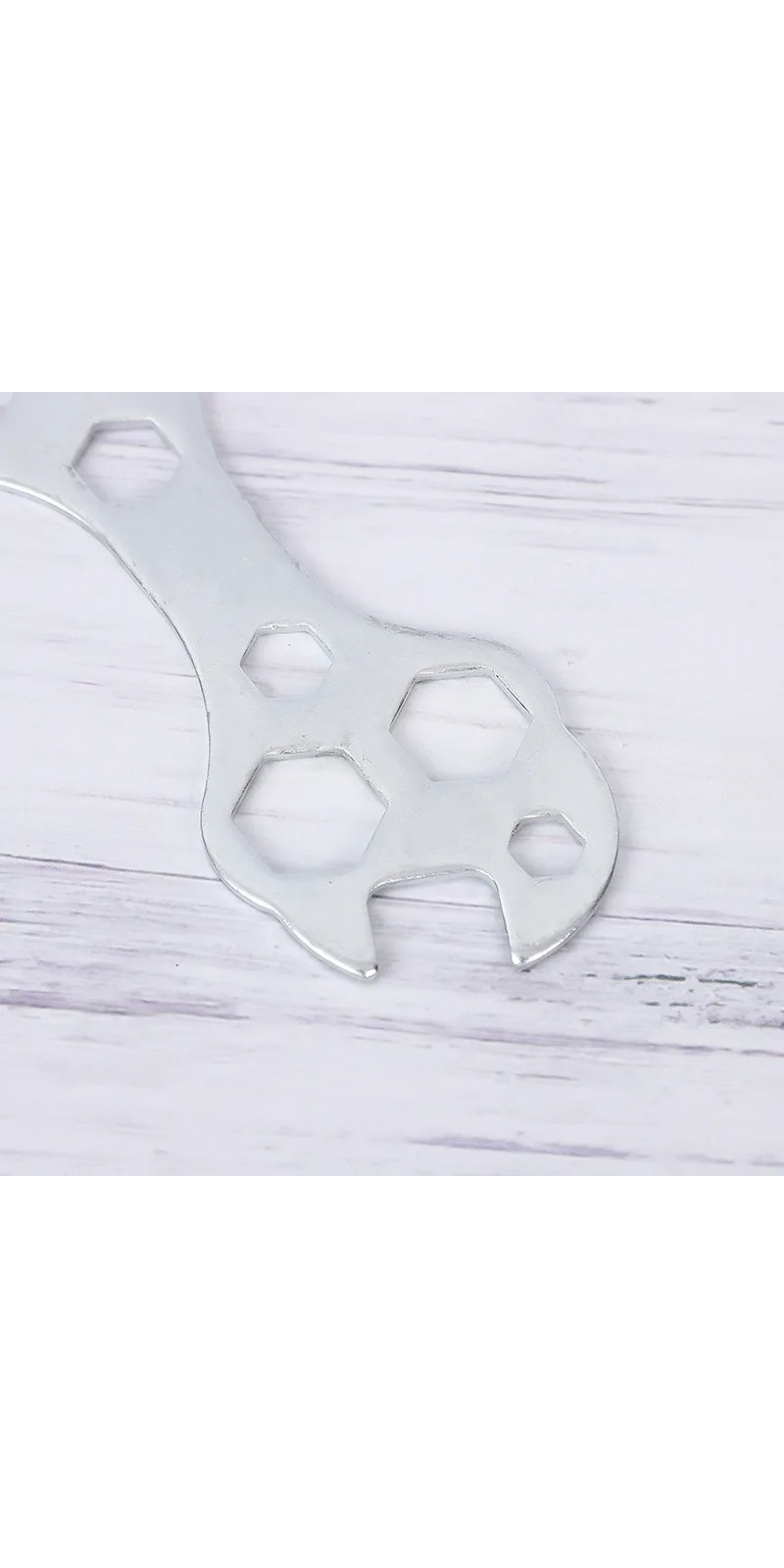 1 Set multifunkcionalnih ključeva u obliku dijamanta | Gvozdeni materijal, mešovitih boja, za popravku i održavanje bicikala sa mehanizmom za zatezanje