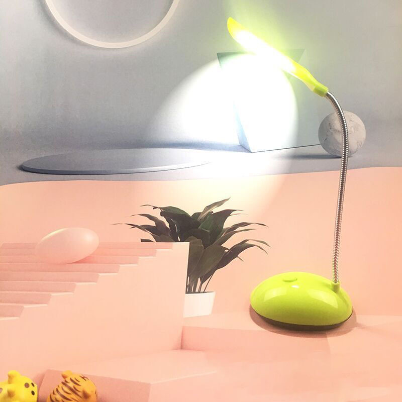 Kompaktna LED stona lampa sa četiri opcije boja, dizajnirana da štiti vaša očna dna, idealna za studente koji čitaju ili prate predavanja, i radi na baterije.