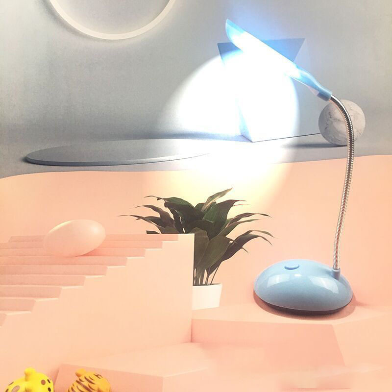 Kompaktna LED stona lampa sa četiri opcije boja, dizajnirana da štiti vaša očna dna, idealna za studente koji čitaju ili prate predavanja, i radi na baterije.