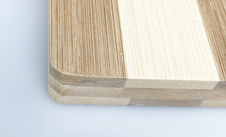 Drvene daske za sečenje dimenzija 30*20cm, 36*26cm ili 40*30cm su savršene za upotrebu u kuhinji, idealne za pripremu mesa, sira, hleba, povrća i voća, što ih čini odličnim za kućne i studentske kuhinje.