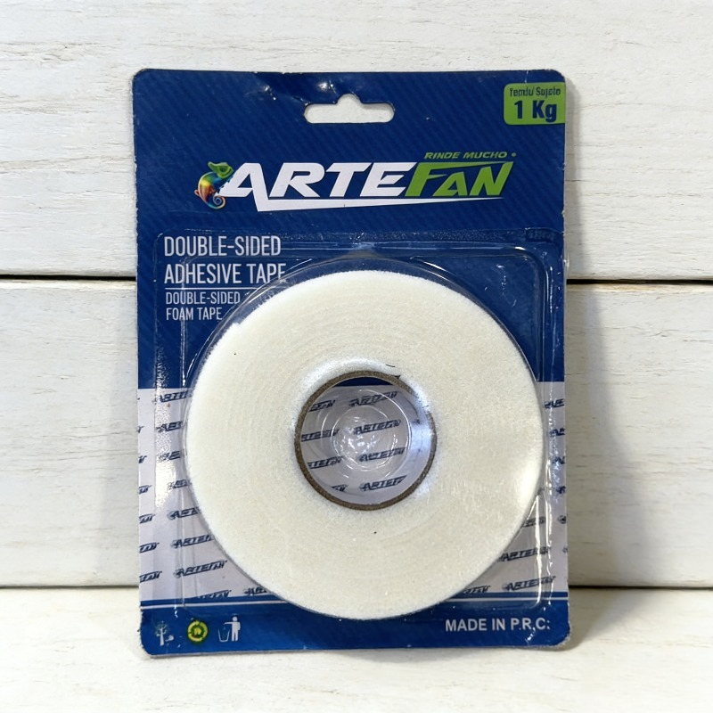 ARTEFAN Izdržljiva dvostrana pena traka, nosivosti do 1Kg, sa robusnim lepkom pogodna za metal, plastiku, drvo i razne zadatke popravke u domaćinstvu