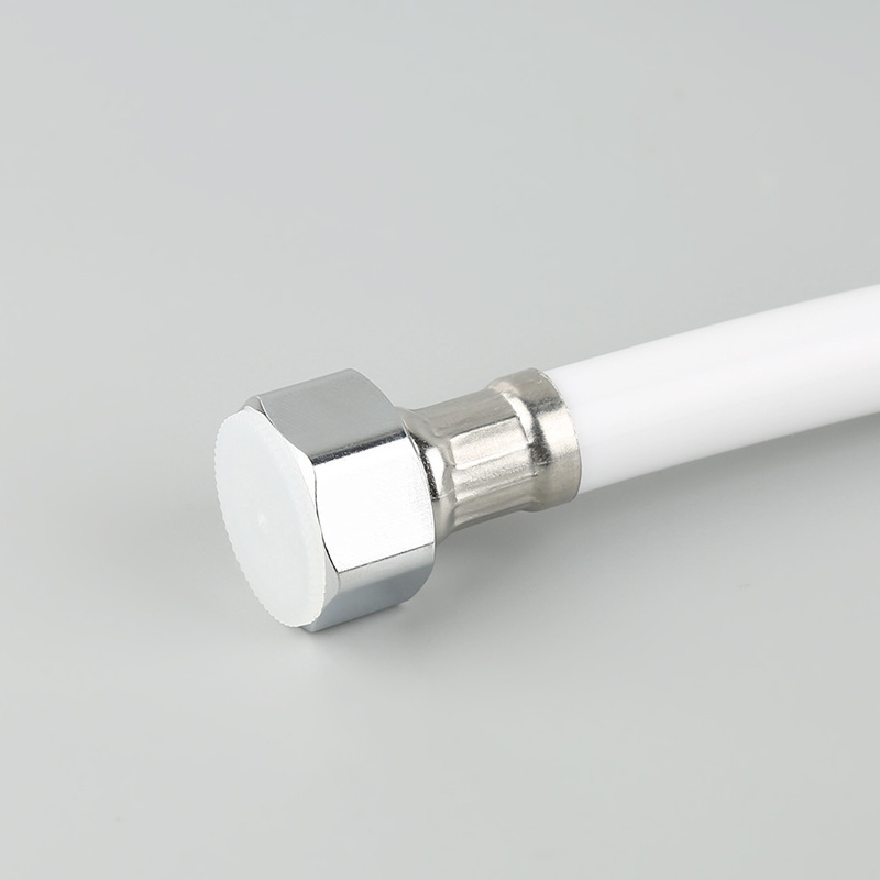 Izlazna cev za tuš koji se spaja na kućni bojler u kupatilu i belo PVC crevo za tuš