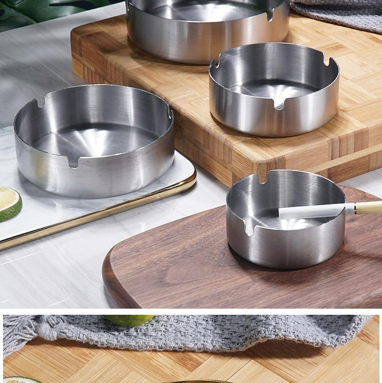 Teška vetrootporna pepeljara od nehrđajućeg čelika - sa držačem za cigarete i cigare, debela za otpornost na vetar, izdržljiva (model nije specificiran)