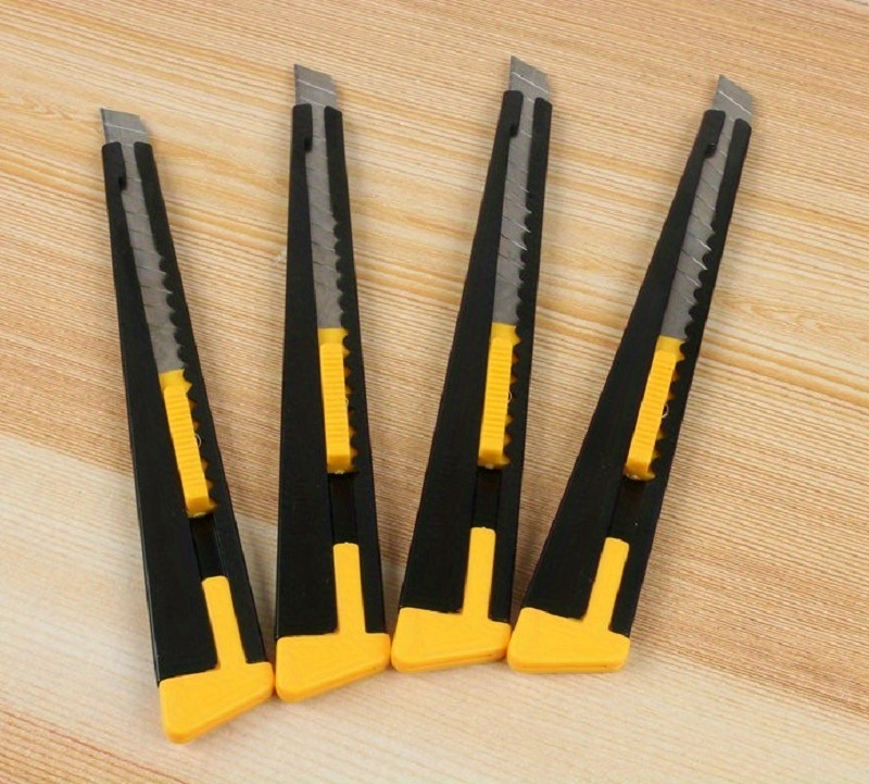 Crna metalna kutija sa samozaključavajućim nožem za umetnost, mali umetnički nož