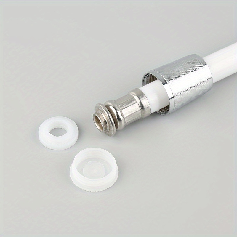 Izlazna cev za tuš koji se spaja na kućni bojler u kupatilu i belo PVC crevo za tuš