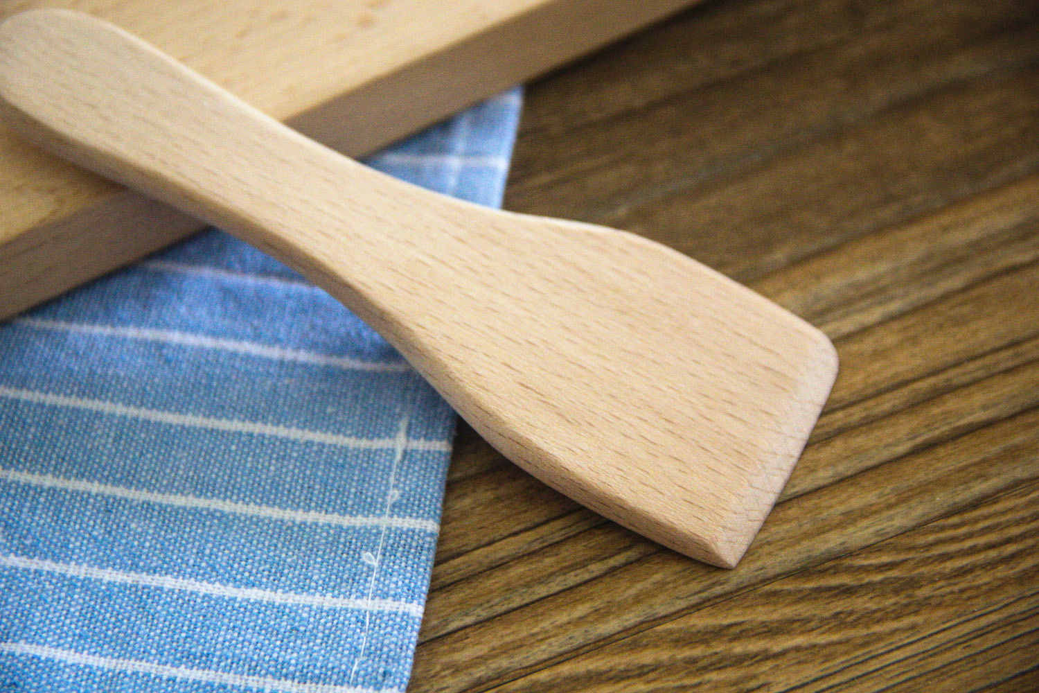 Svestrani Drveni Pribor za Kuvanje | Špatula, Strugač, Podizač Pite, Okretanje Kreme, BBQ Hvataljke sa Ručkama Lakim za Hvatanje - Obavezno