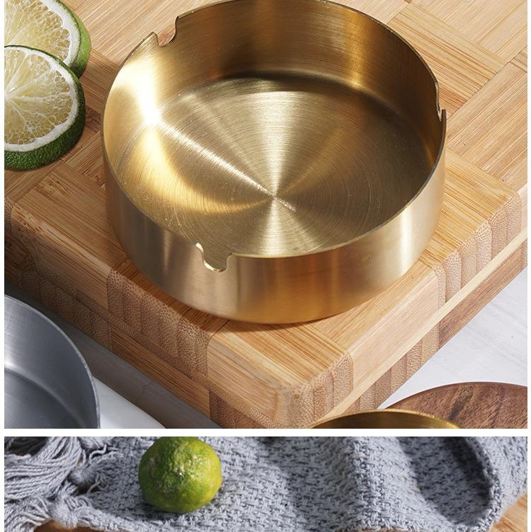 Teška vetrootporna pepeljara od nehrđajućeg čelika - sa držačem za cigarete i cigare, debela za otpornost na vetar, izdržljiva (model nije specificiran)