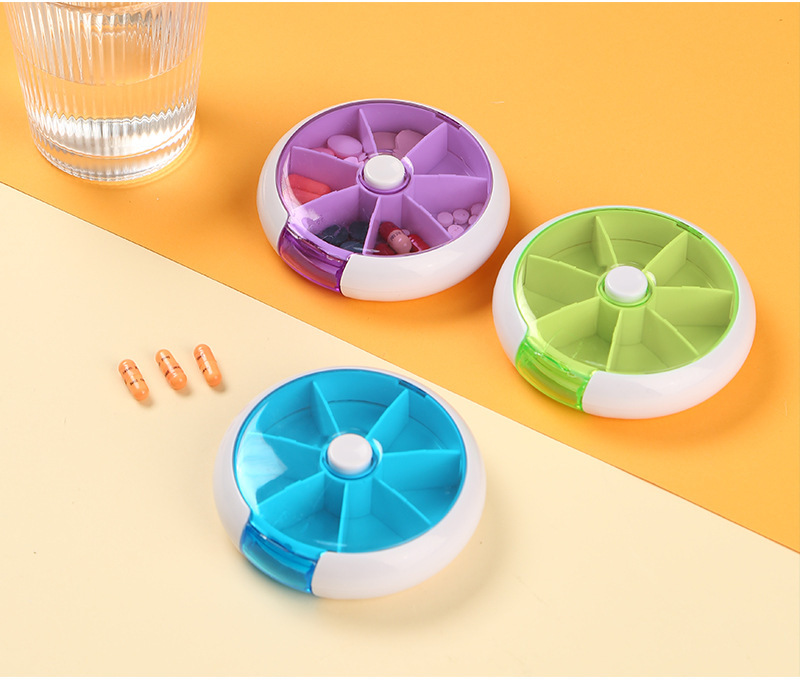 7-odeljaka Rotirajući Organizator za Lekove sa Poklopcem koji se Okreće 360° - Kutija za Skladištenje Lekova Bez BPA, Nedeljni Planer Lekova & Putna Kutija za Lekove sa Obeleženim Odeljcima, Kompaktan Dizajn za Svakodnevnu Upotrebu & U Pokretu (Idealno za Starije Osobe & Zauzete Životne Stpanje