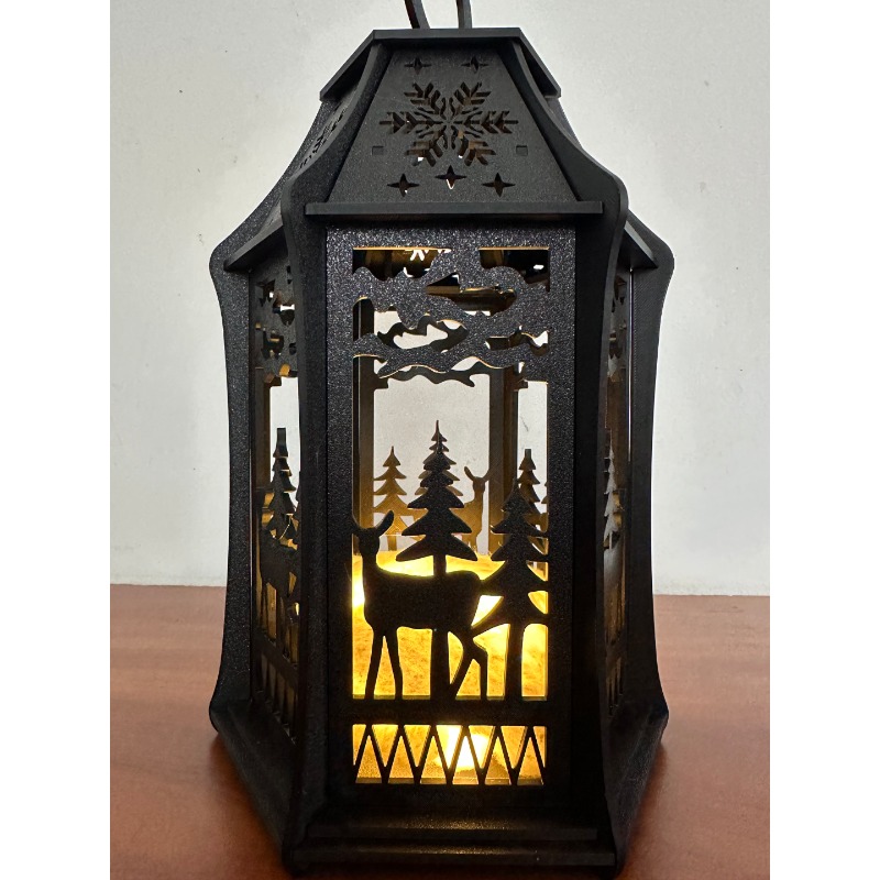 3D Štampana Tamna Božićna Šuplja Lampa sa Jelenom i Rezbarijom Snežne Šume - Šuplji Dizajn za Čajne Sveće, Plamen, Praznični Stoni Centar ili Dekoracija za Kamin, Izdržljiva za Višekratnu Upotrebu (Kompatibilna sa Standardnim Čajnim Svećama)