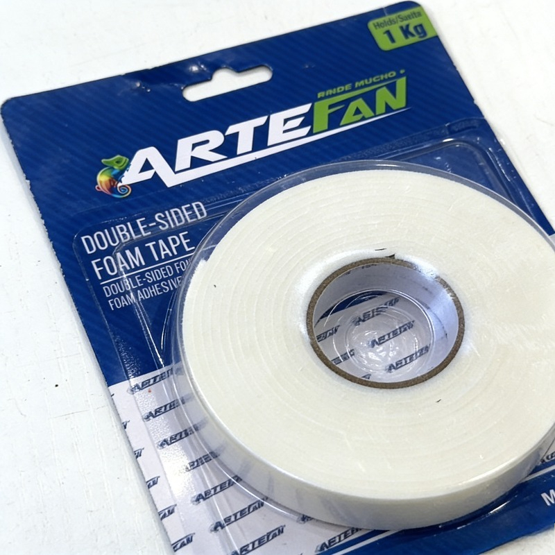 ARTEFAN Izdržljiva dvostrana pena traka, nosivosti do 1Kg, sa robusnim lepkom pogodna za metal, plastiku, drvo i razne zadatke popravke u domaćinstvu
