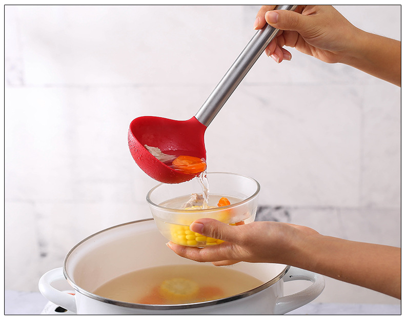 Set kuhinjskog pribora od nerđajućeg čelika sa silikonskim glavama - Izdržljiva lopatica 408 kvaliteta i kašika sa rupama, otporna na toplotu, neklizajuća drška, pogodna za pranje u mašini za sudove - Crvena boja i dizajn za prženje, serviranje, okretanje palačinki, jaja, ribe - Idealno za kućne kuvare