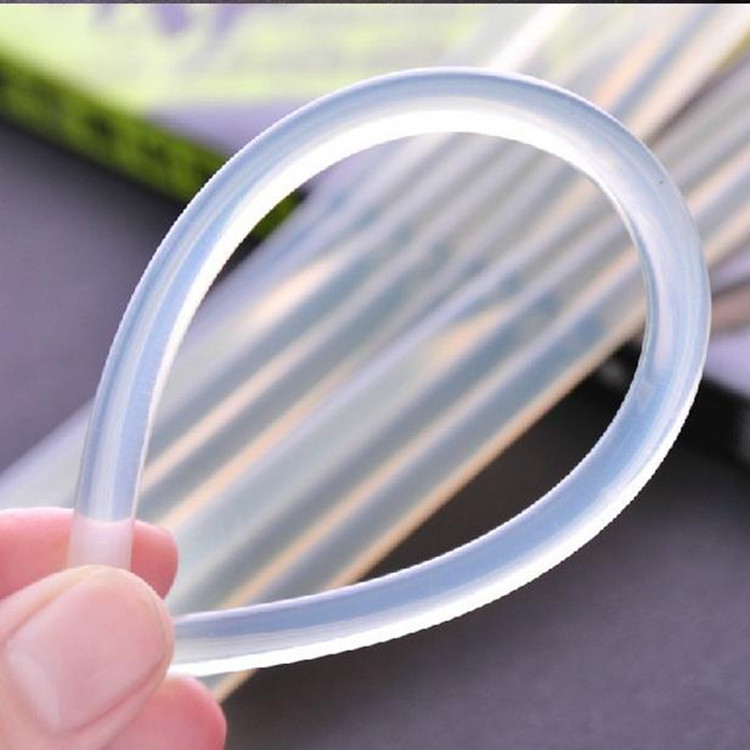 Pakovanje od 5 providnih štapića lepka za topljenje, 7mm, pogodno za zanate i kućne popravke, otporno na visoke temperature.