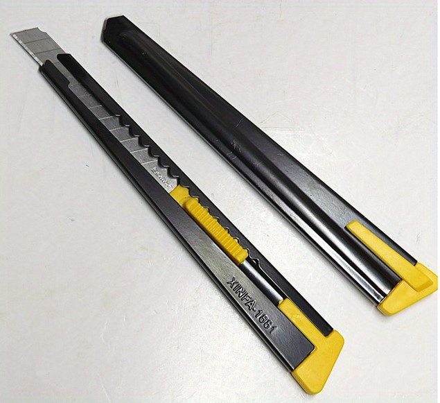 Crna metalna kutija sa samozaključavajućim nožem za umetnost, mali umetnički nož