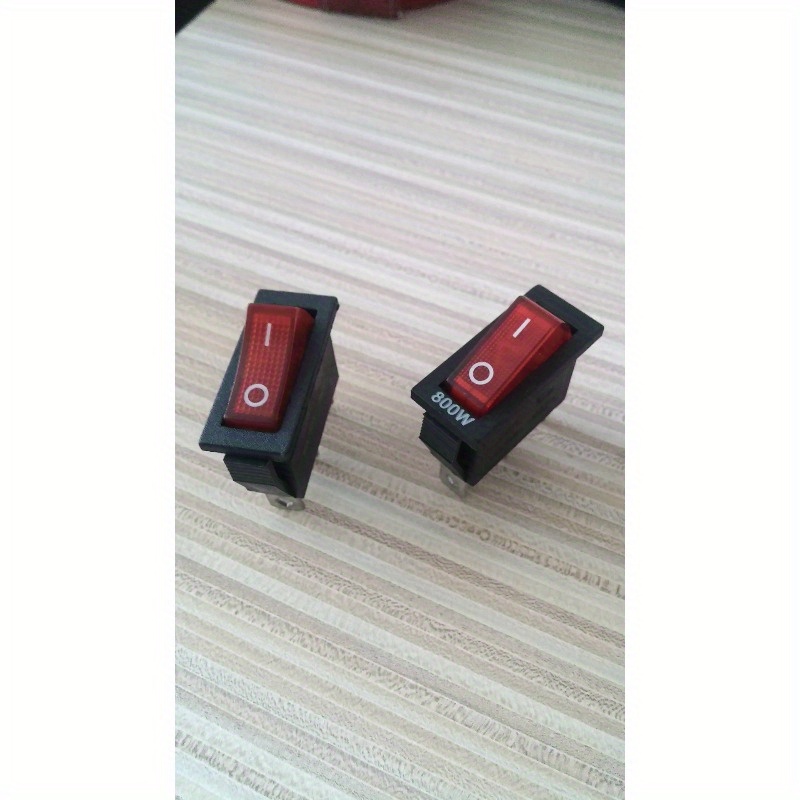 Prekidači u obliku broda često koriste pot prekidače sa svetlima i podiznim pločama