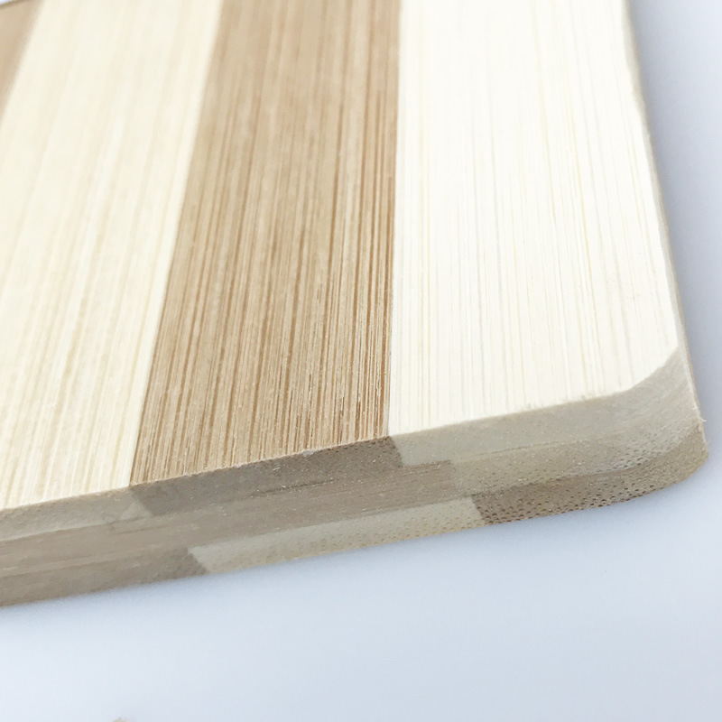 Drvene daske za sečenje dimenzija 30*20cm, 36*26cm ili 40*30cm su savršene za upotrebu u kuhinji, idealne za pripremu mesa, sira, hleba, povrća i voća, što ih čini odličnim za kućne i studentske kuhinje.