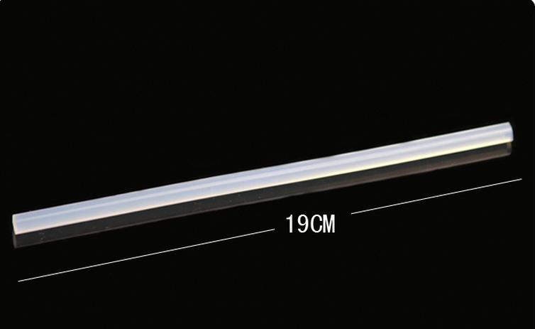 Pakovanje od 5 providnih štapića lepka za topljenje, 7mm, pogodno za zanate i kućne popravke, otporno na visoke temperature.