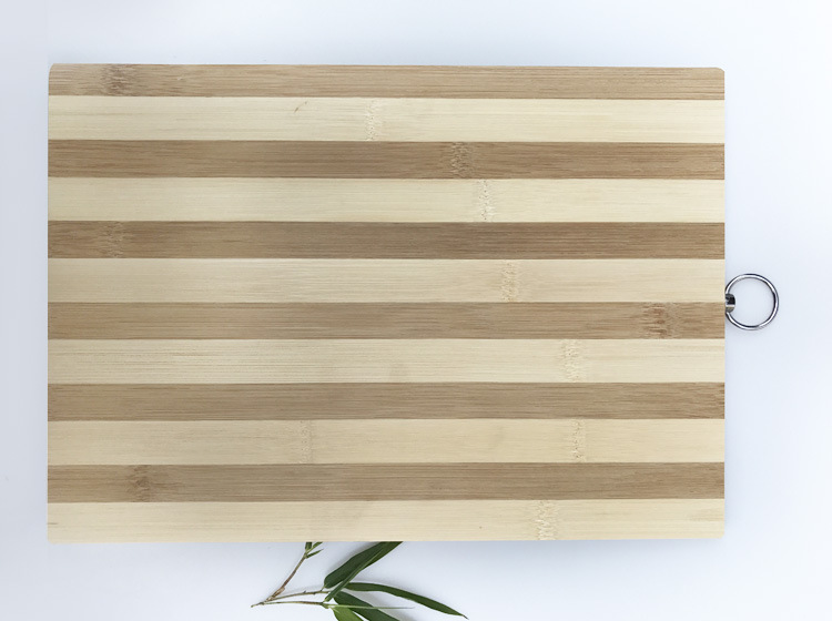 Drvene daske za sečenje dimenzija 30*20cm, 36*26cm ili 40*30cm su savršene za upotrebu u kuhinji, idealne za pripremu mesa, sira, hleba, povrća i voća, što ih čini odličnim za kućne i studentske kuhinje.