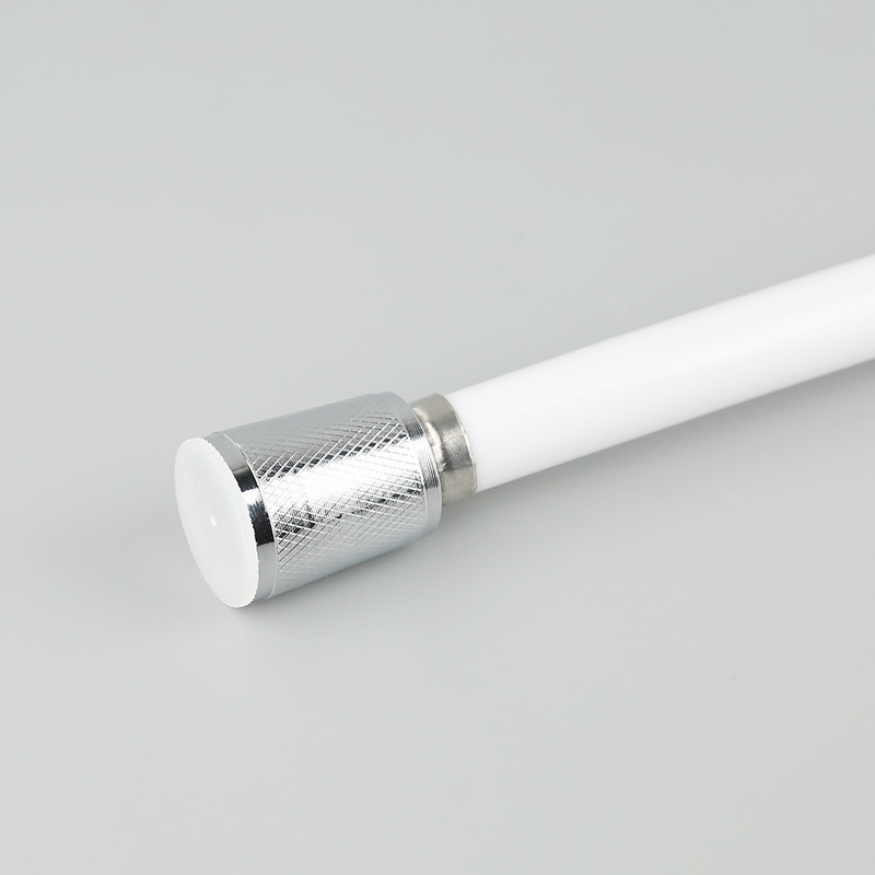 Izlazna cev za tuš koji se spaja na kućni bojler u kupatilu i belo PVC crevo za tuš