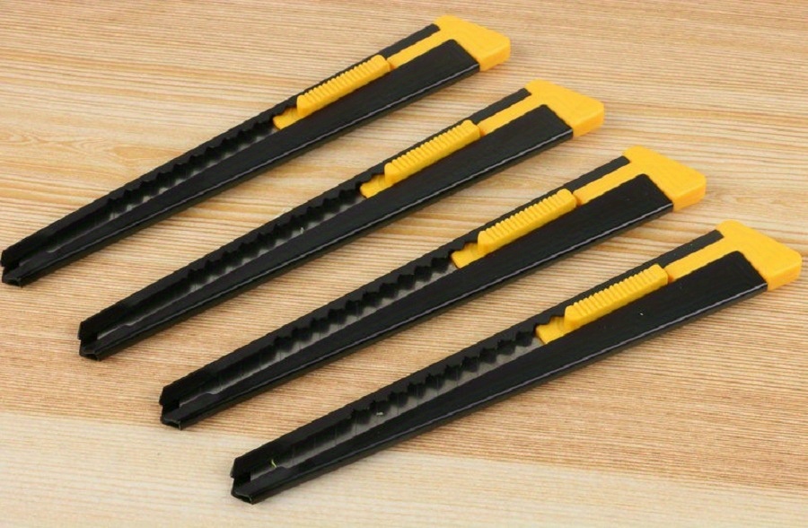 Crna metalna kutija sa samozaključavajućim nožem za umetnost, mali umetnički nož