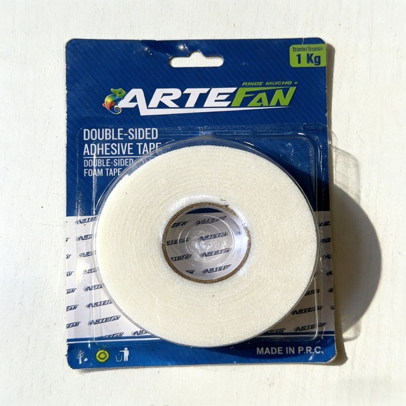 ARTEFAN Izdržljiva dvostrana pena traka, nosivosti do 1Kg, sa robusnim lepkom pogodna za metal, plastiku, drvo i razne zadatke popravke u domaćinstvu