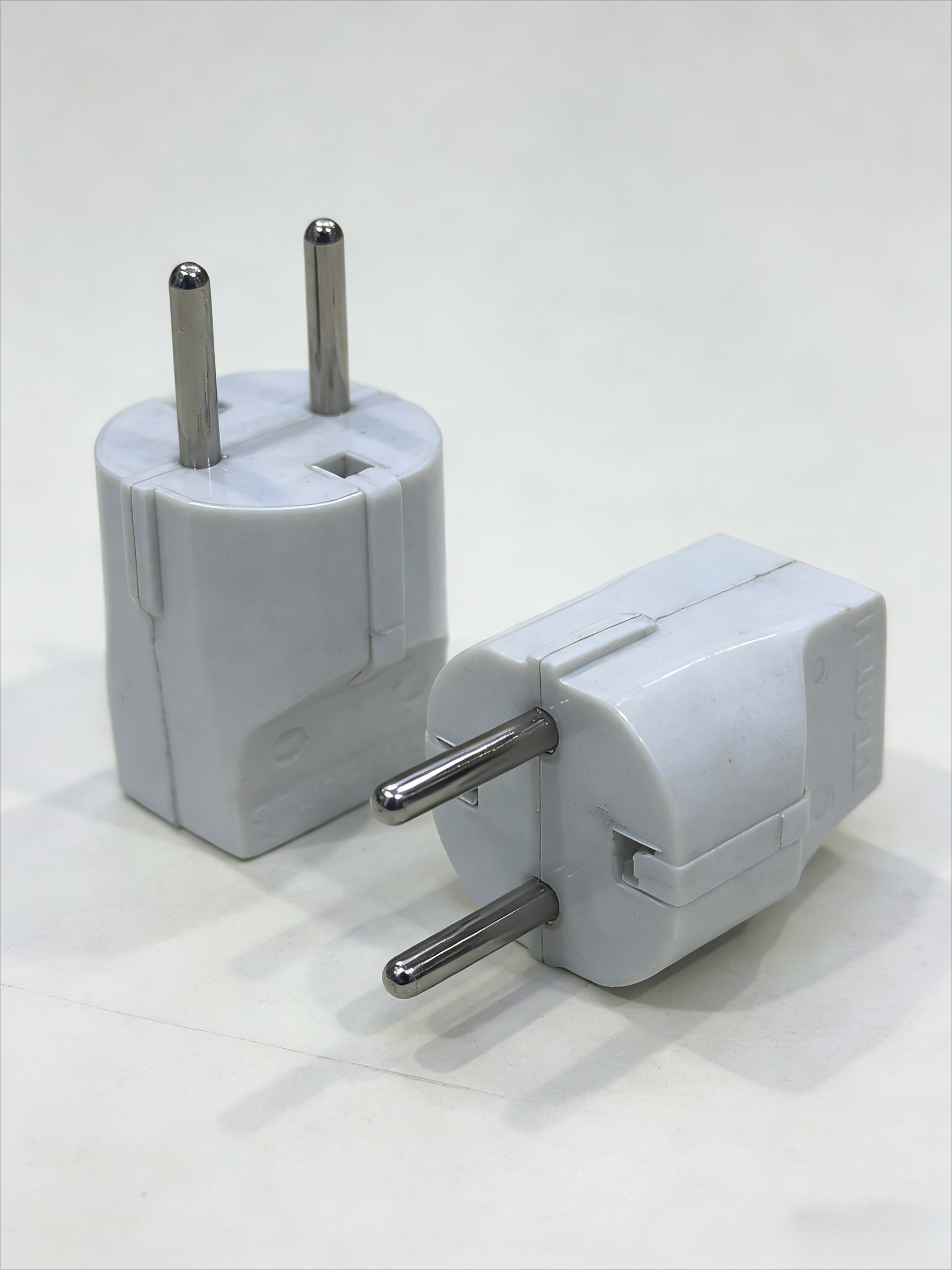 EU adapter sa 2 pina, beli prenosivi putni konvertor za električne uređaje