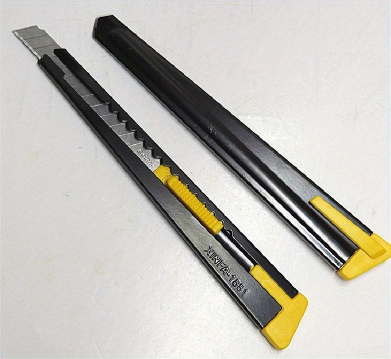 Crna metalna kutija sa samozaključavajućim nožem za umetnost, mali umetnički nož