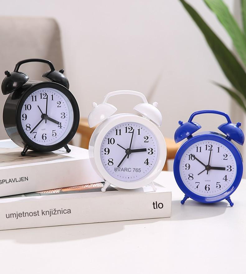 Simpatičan mali budilnik za učenike, stoni i noćni sat sa glasnim zvukom za savršeno jutro