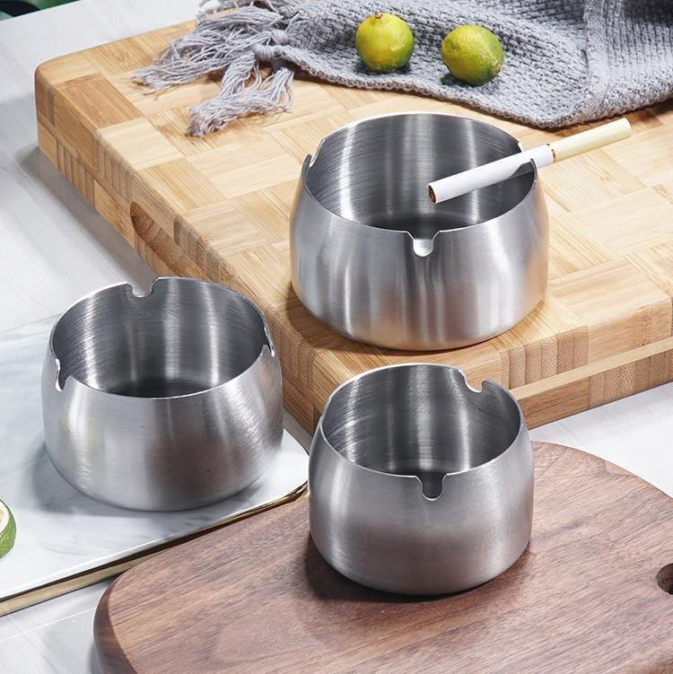 Teška vetrootporna pepeljara od nehrđajućeg čelika - sa držačem za cigarete i cigare, debela za otpornost na vetar, izdržljiva (model nije specificiran)