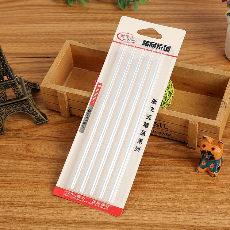 Pakovanje od 5 providnih štapića lepka za topljenje, 7mm, pogodno za zanate i kućne popravke, otporno na visoke temperature.