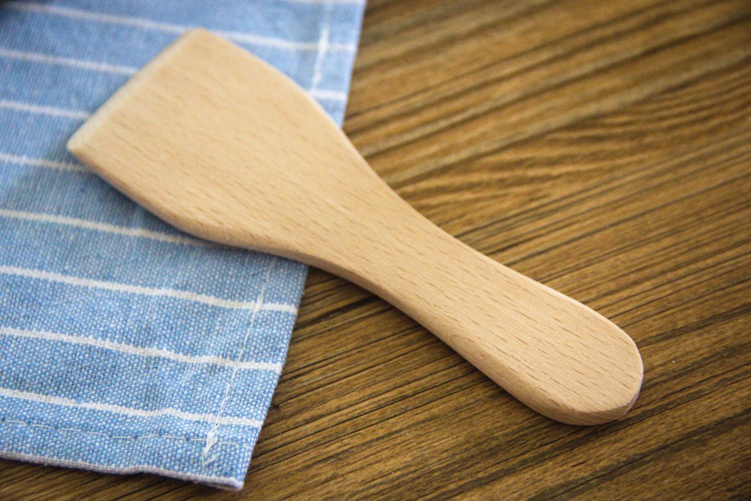 Svestrani Drveni Pribor za Kuvanje | Špatula, Strugač, Podizač Pite, Okretanje Kreme, BBQ Hvataljke sa Ručkama Lakim za Hvatanje - Obavezno